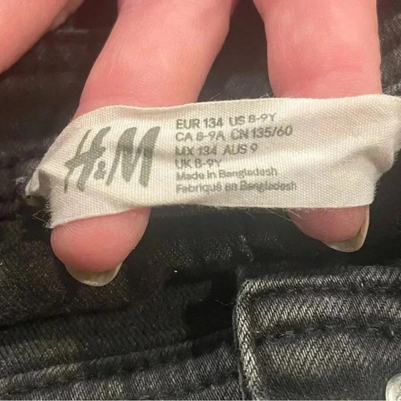 H&M Juniors Black-Washed Button-Up Twill Skater Skirt.
Size 8-9Y - Picture 2 of 4